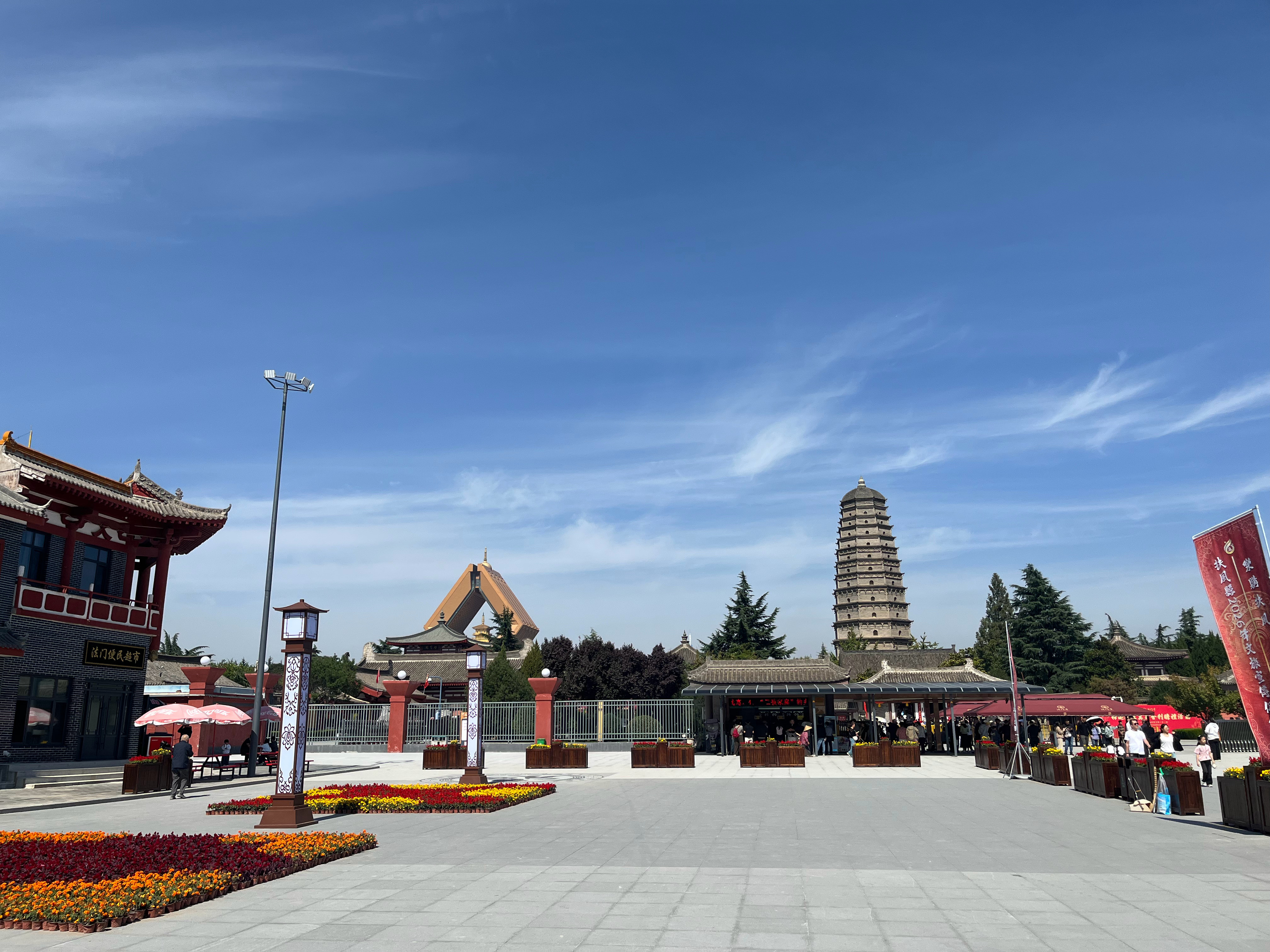 法门寺那块现在算是有三家单位：法门寺寺庙。这是整个法门寺片区的根基，以前和另外两