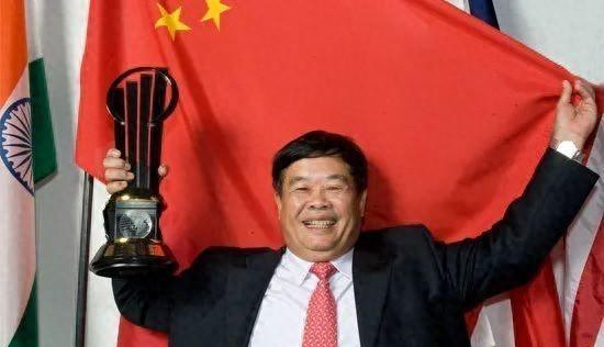 1983年，曹德旺去旅游买了一根拐杖，坐车时被司机呵斥：“小心点，碰坏车玻璃你可