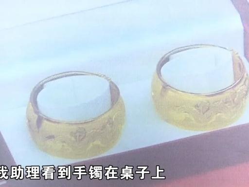 浙江嘉兴海宁，新娘朱女士婚礼当天，化妆师帮她摘下两只总重150多克、价值2