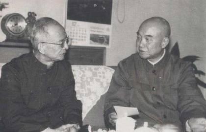 红5师师长萧克赶去兴国开会，途经一个战俘营。这时，被俘的国民党军官正在放风，一个