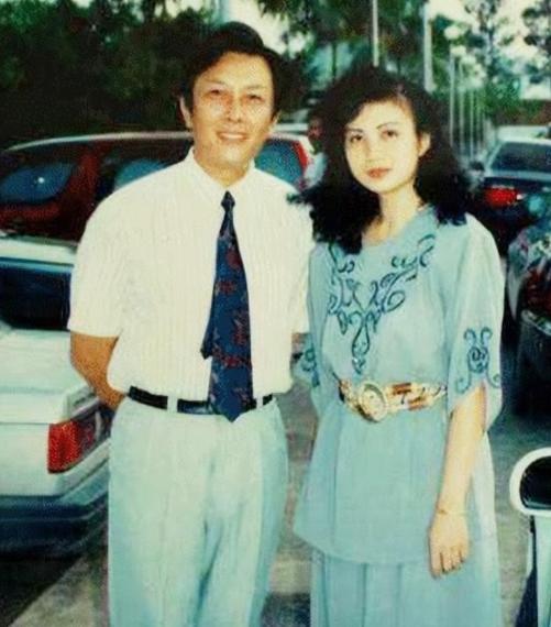 1990年除夕夜，唐国强的妻子洗完澡化完妆，穿上一身新衣，用一根绳子结束了自己的