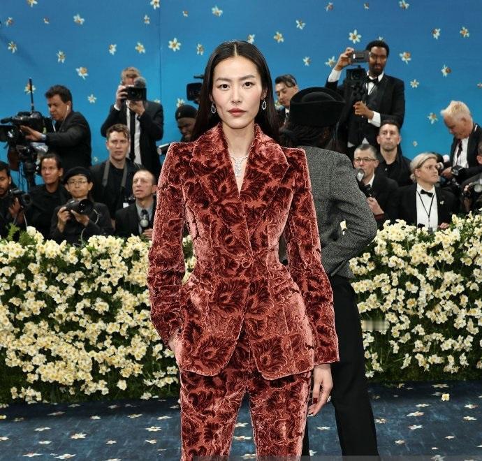 近日超模刘雯身着巴宝莉的服饰第13次出席MetGala，她这回走复古时尚风，显