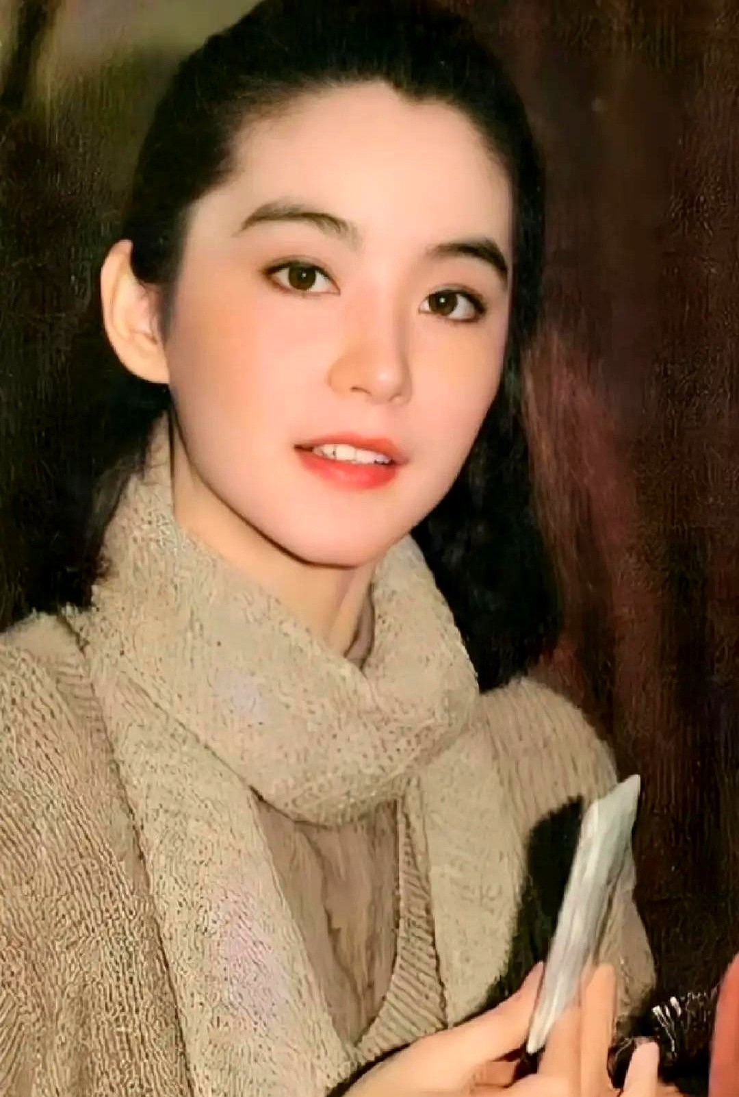几个女明星站一块，刘德华说第一眼看到的肯定是林青霞。这不是客套。19岁拍《窗外》全是素颜出镜，清瘦安