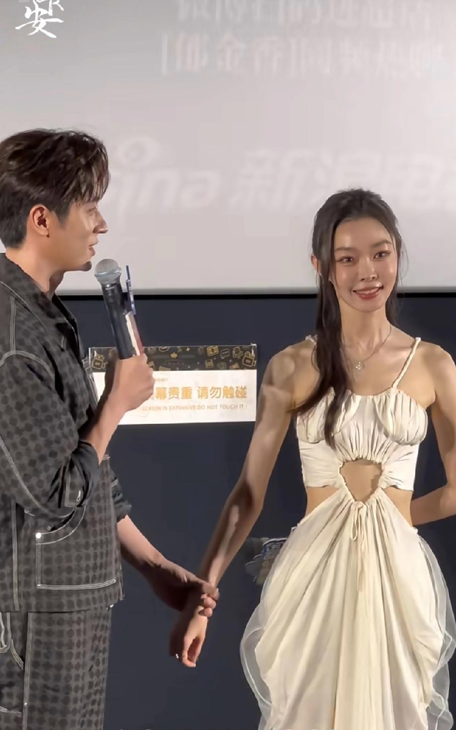 宋轶新剧#与晋长安#剧宣服装被吐槽太丑，这波争议真是有点热闹～好多人说这裙子怪