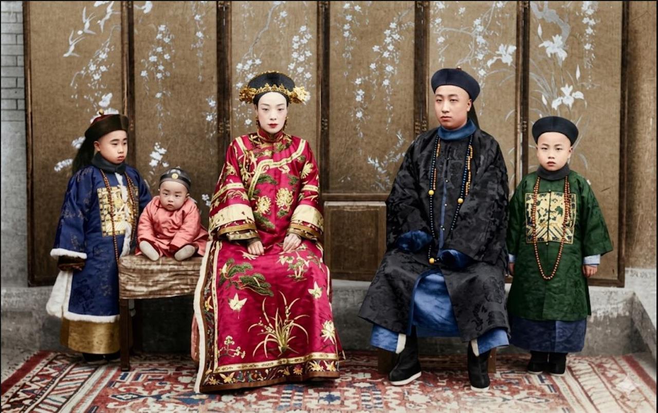 清末，宗室贝子溥伦一家的全家福夫妻二人端坐中央，三名幼子分列两侧与身前，中央右