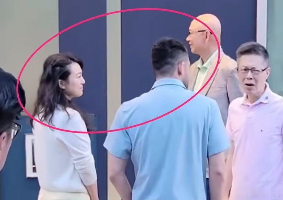 #黄仁勋女婿被传接班英伟达#下图牵着女儿Madison手的就是她男友，叫尼科·卡普雷茨，曾经是瑞士国