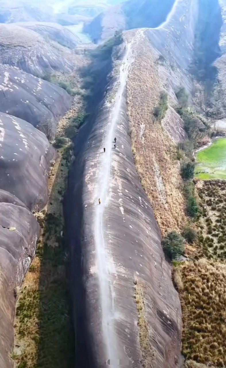 你没有看错，这是一座山，世界之大，真是无奇不有，我都想到处走走了！
