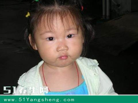 产妇开开心心生下三胞胎, 没想到老公看到宝宝却捂着脑袋捶胸顿足