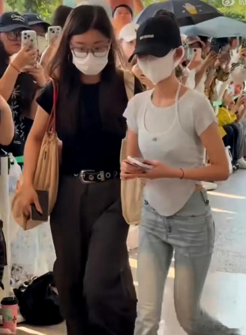 黄杨钿甜风波后首现片场：争议里的职业重生褪去风波滤镜，黄杨钿甜的横店身影更