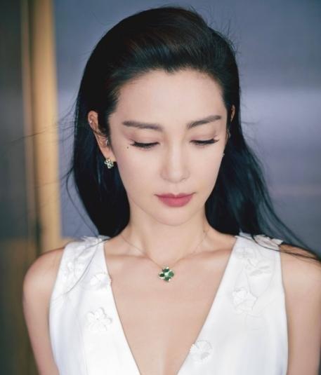 2009年，李冰冰开出12万月薪招保姆。有一次，一位应聘的阿姨把菜里里外反复洗了