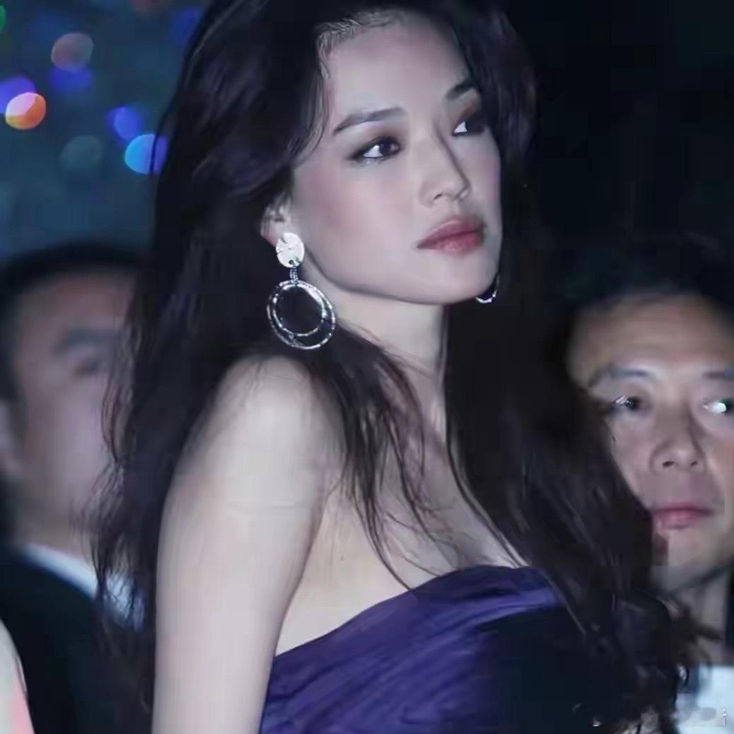 舒淇一站就是时尚画报镜头焦点锁定舒淇，往那一站自带氛围感，每帧都是时尚大片既视
