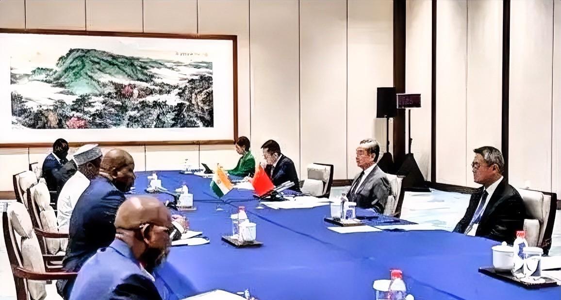 尼日尔外长桑加雷此次访华，显然是因国内经济困局“扛不住”了。此前，尼日尔妄图摆