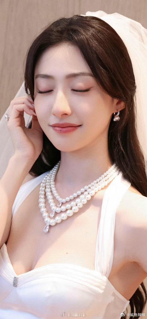 胡连馨温柔又大气珍珠白纱高级美的