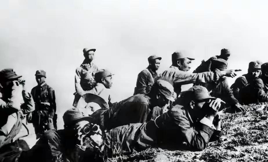 1940年，傅作义所部被日军重创只剩7000残兵，蒋介石已然放弃驰援，他却转头偷