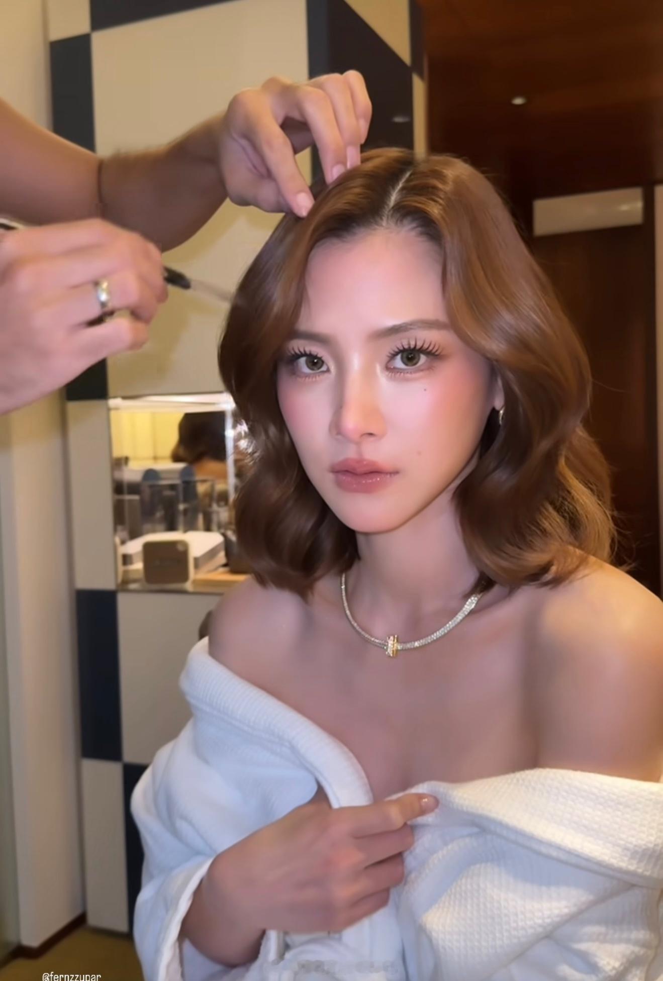 baifernbaifern小水去日本参加开幕式她可真瘦啊，还有和村花的合照