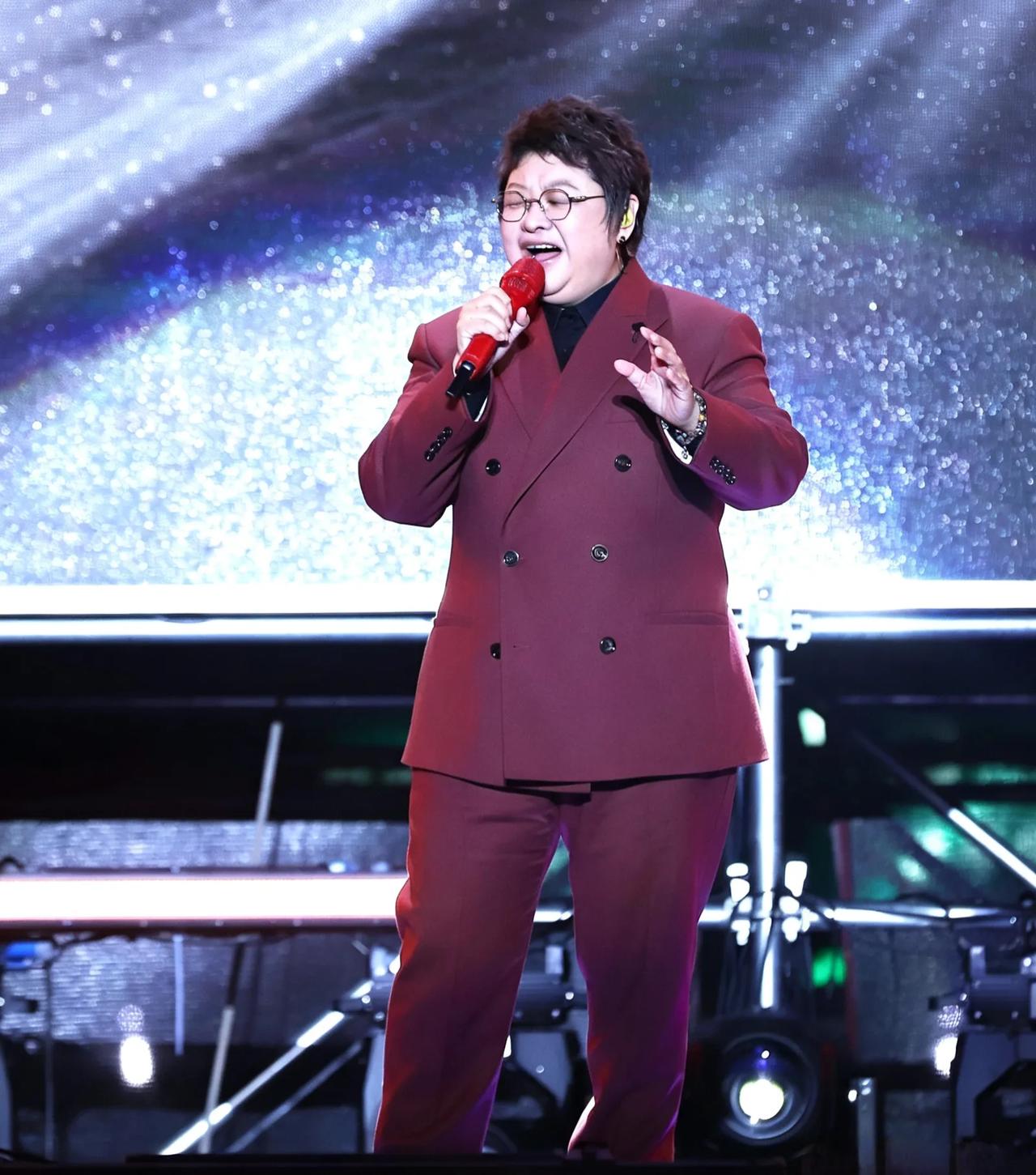 两首传世金曲广为流传，该如何客观评价韩红音乐艺术水准？只要说起高原风歌曲，绕不