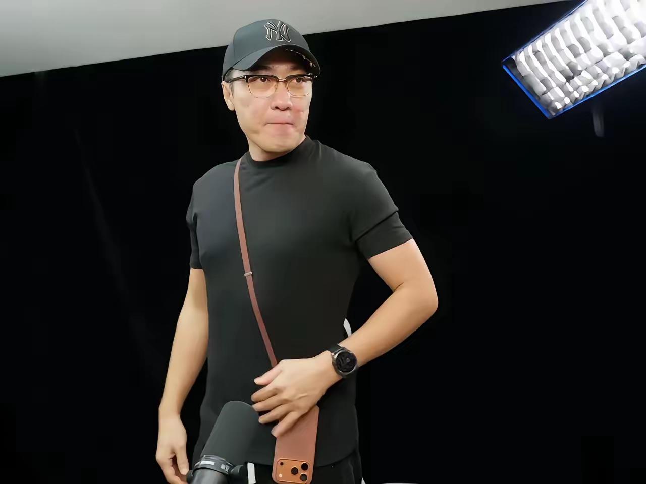 王自如直播上演“腰间橙绳秀”！挂天价iPhone17被嘲汉奸，网友：软饭硬吃第一人？