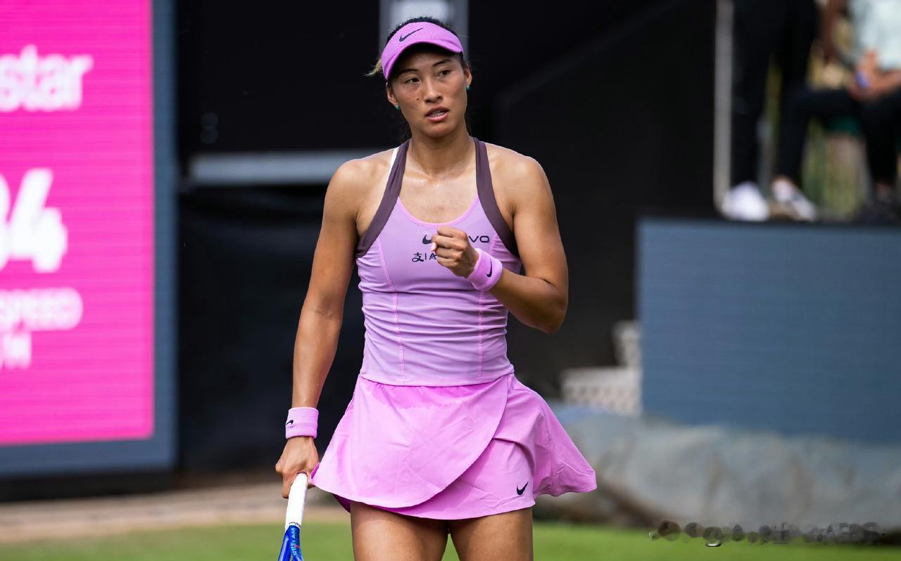 WTA250雅典站！郑钦文新教练新气象，首轮2-0力克6号种子马内罗，收获开门红