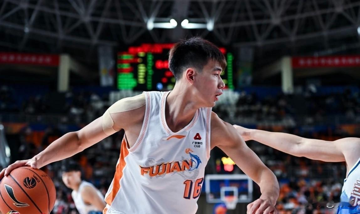 在已经结束的三轮CBA联赛中，今年CBA选秀大会状元秀杨曦皓(清华大学)，场均为