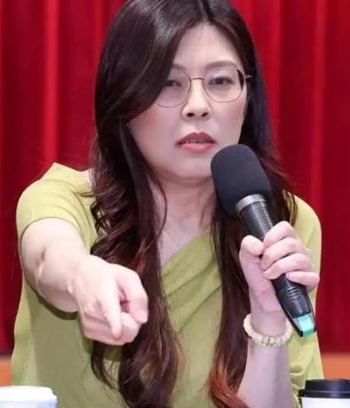 丢掉幻想，准备斗争！国民党已经正式退出了历史舞台的主角席位。郑丽文曾公开拒绝一国