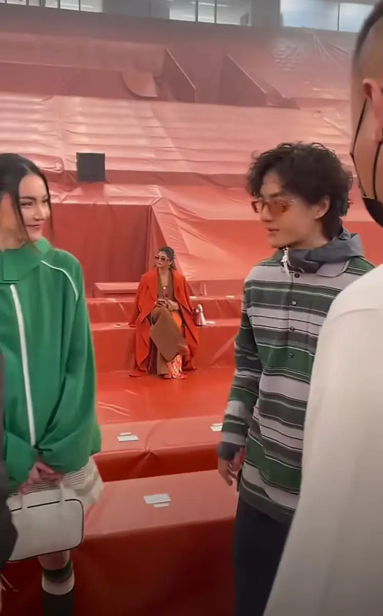 王一博与泰国女星Mai同框看秀二人绿系穿搭清新吸睛