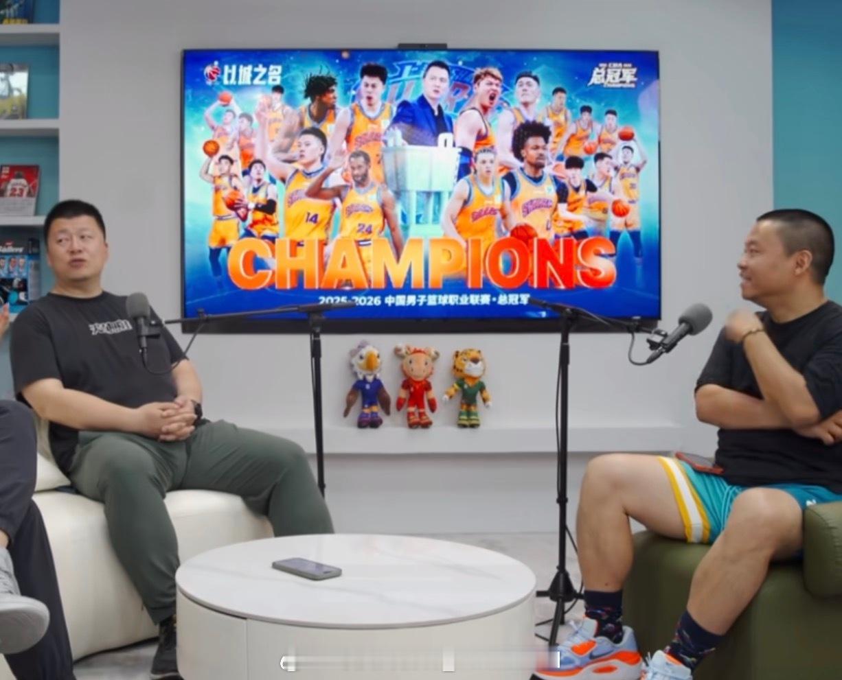 解说员管维佳在个人节目中评价广东主教练杜锋￼：他执教时间太长，欲望也太多，他有很