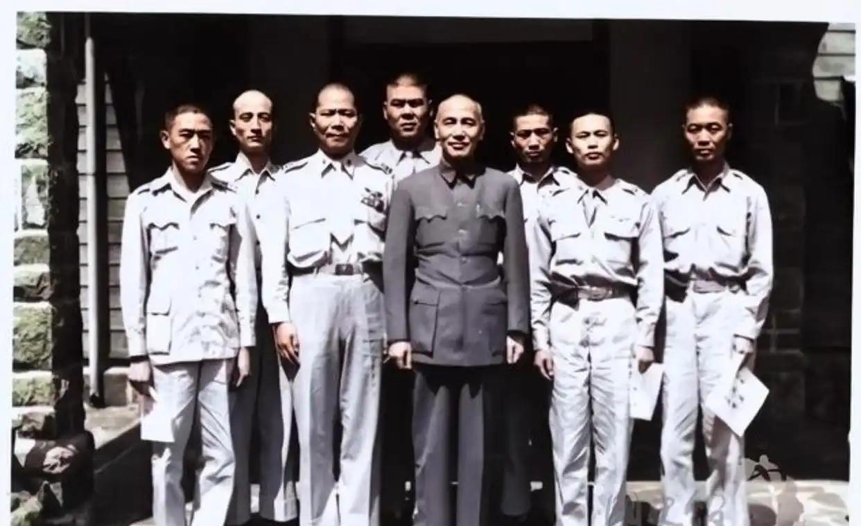 1949年，被解放军俘虏的6名国民党空军夺机叛逃，并掳走3名解放军，当他们驾机抵