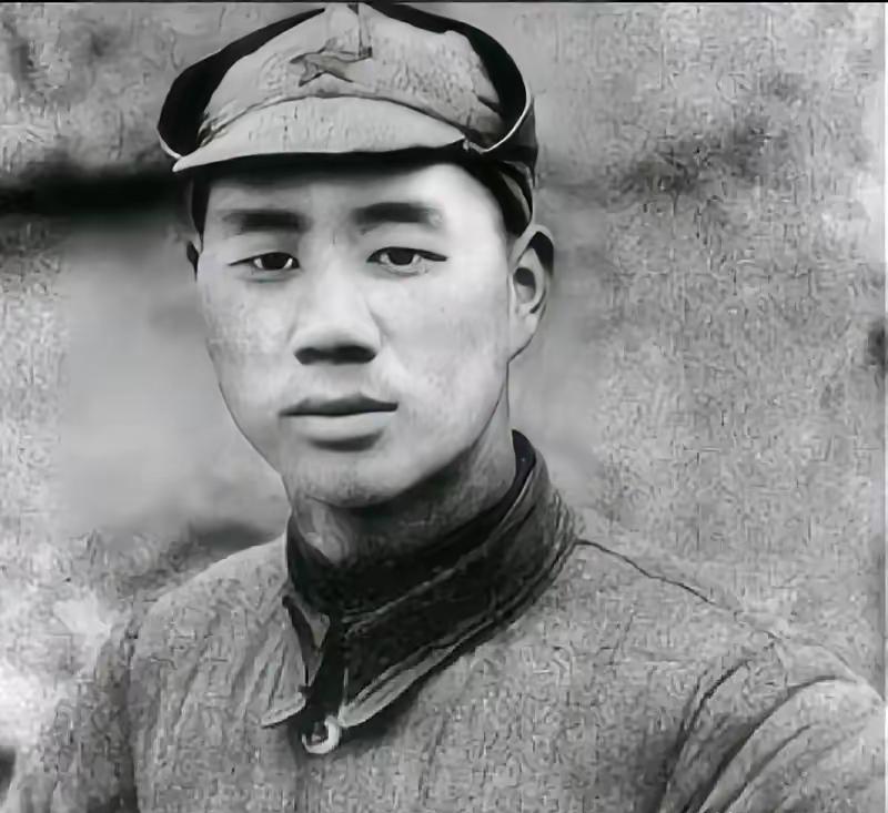 1937年10月，山西冯家沟，大雨如注：杨成武发现本该在几十里外的一营，竟黑压压