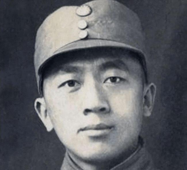 1942年,日伪军一师长派人给粟裕送了一包烟。粟裕不解,以为是敌人送礼,便饶有兴
