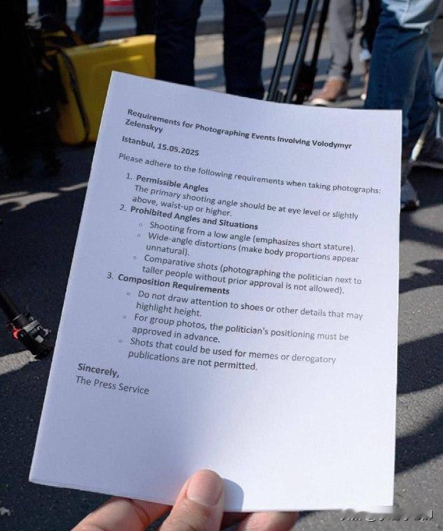 日前泽连斯基在伊斯坦布尔的新闻处向记者发放了拍照手册拍摄涉及弗拉基米尔·泽连