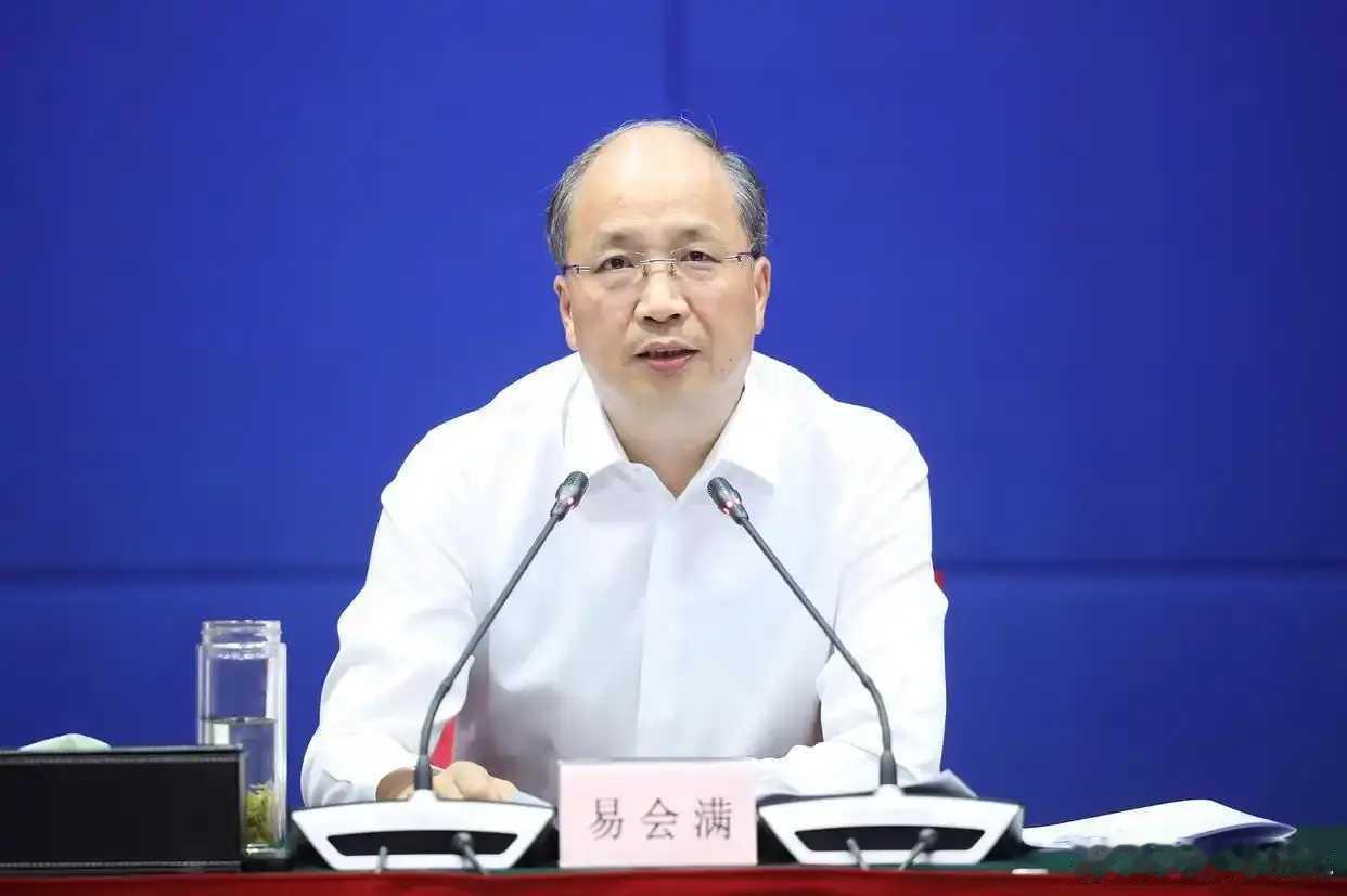 易会满涉嫌严重违纪违法前一段时间，公司老板常跟我们鼓吹：“易主席是我同乡，现