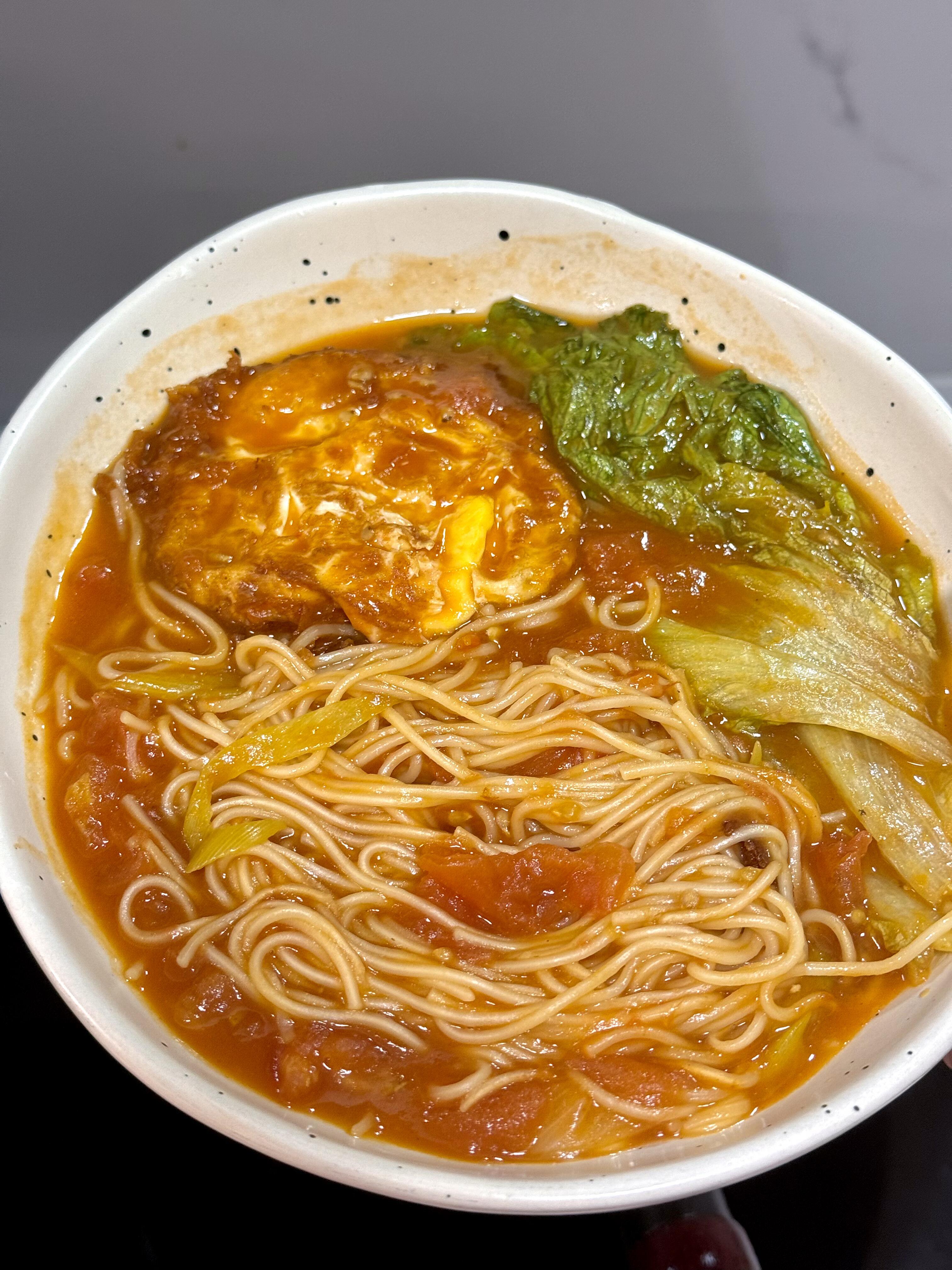 不知道吃啥就做它！这碗番茄浓汤面，酸甜开胃，连汤都不剩谁家还没个不知道吃啥的时