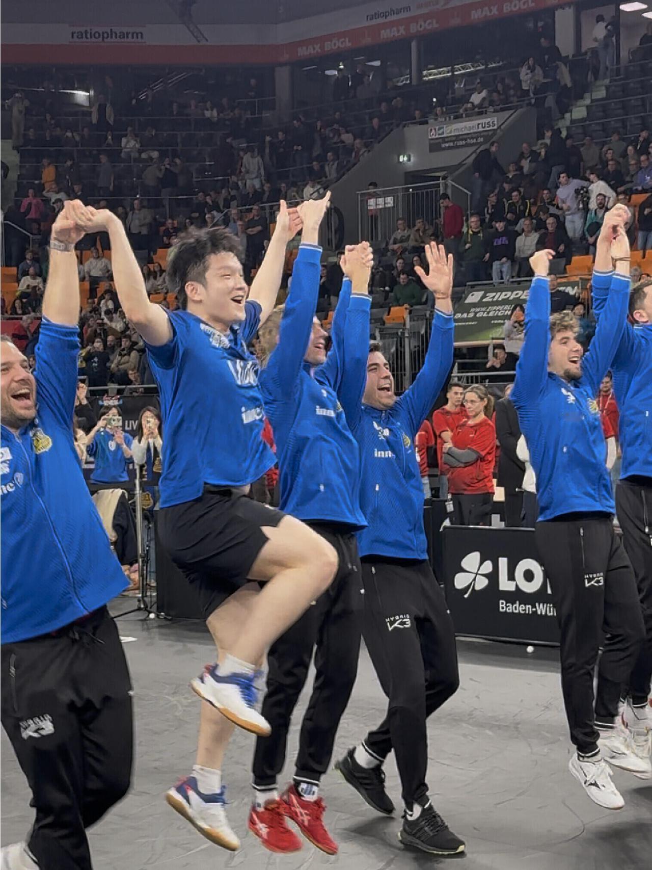 樊振东离家万里，开心也是成倍！胖是这群人里最厚的一个，所谓的中国之壁！东哥的