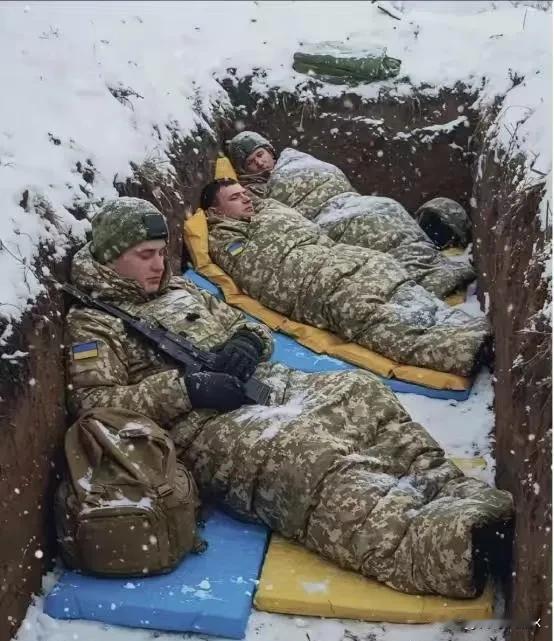 战争结束后怎么办？乌克兰icon士兵已经给出了答案，第一步就是把枪指向国内的某些