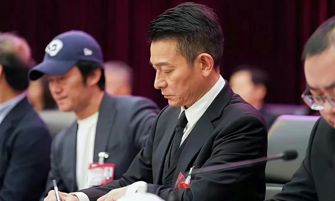 64岁的刘德华，坐上了中国电影家协会副主席的位子。更关键的是，当年那12个副主席里，就他一个香港明星