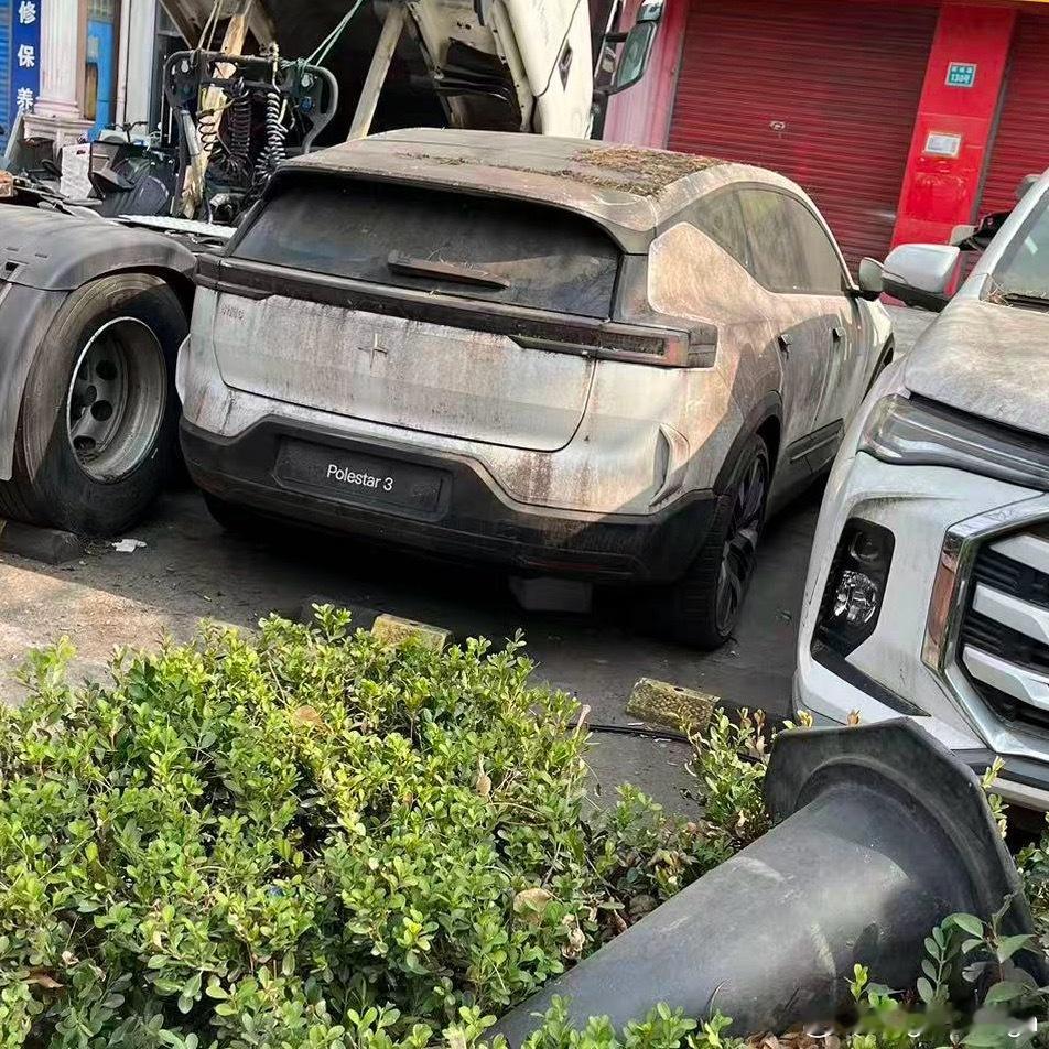 好家伙，极星3这车开卖了吗？怎么没印象了第一眼以为是那个极星4大SUV