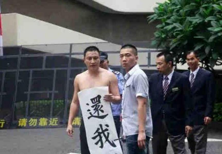 当年放火烧了日本“靖国神社”的中国人刘强，回国之后却被单位开除，还被妻子抛弃