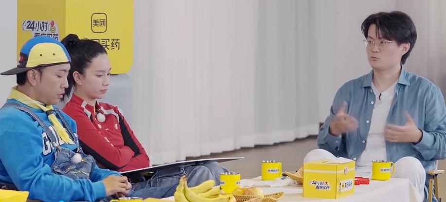 从何美延表情和动作来看，她绝对是心虚了。这次李松蔚应该是问到何美延的痛点上了，她