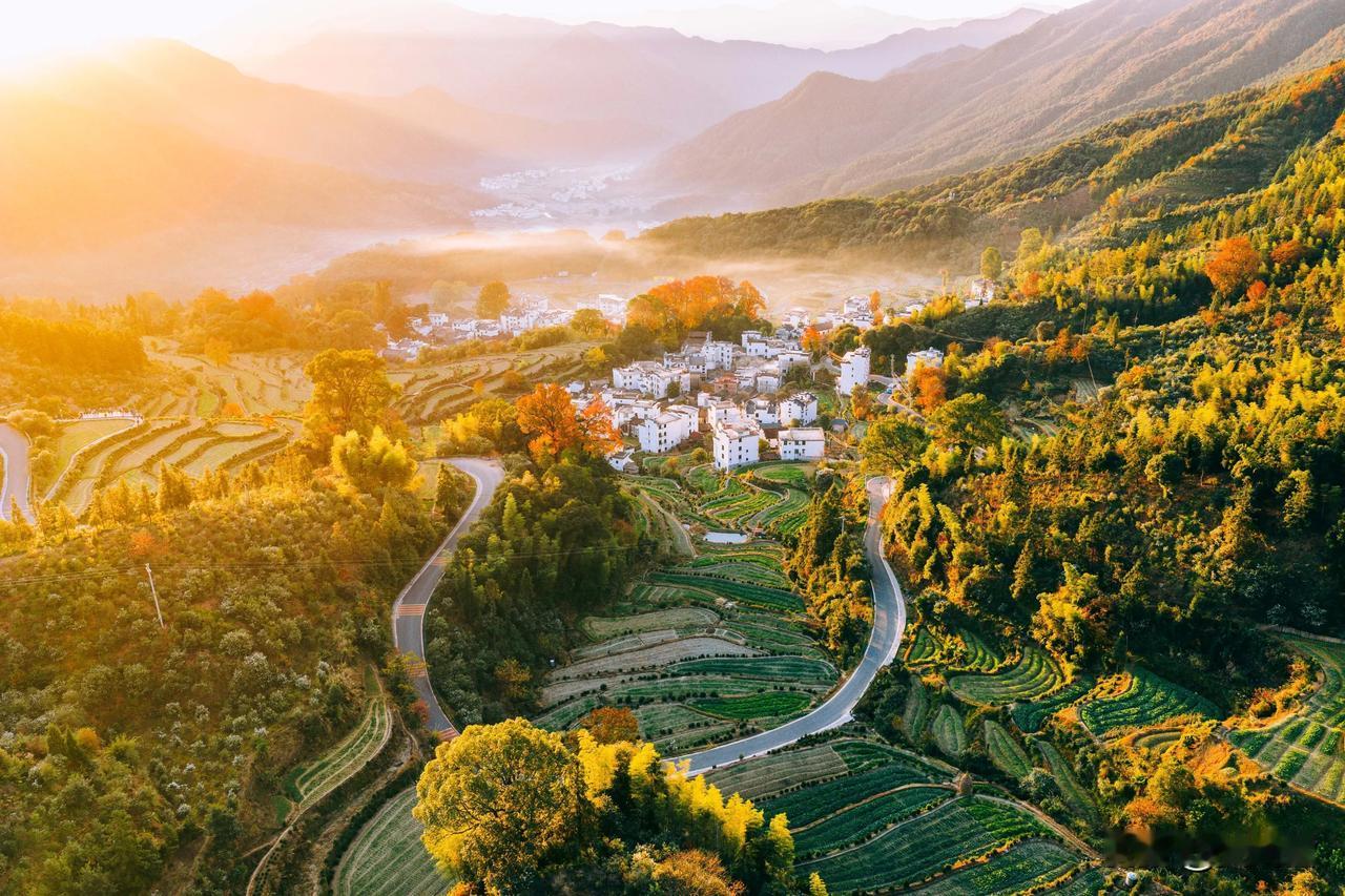 婺源江岭是春天名气最大的热门景点，因为春日村头层层叠叠的梯田油菜花吸引着远道而来