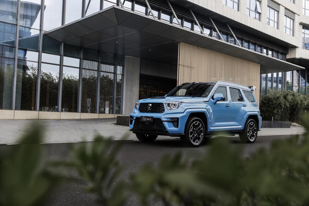 全新坦克700预售43.80万起，这价格直接把国产越野旗舰卷到新高度。设计上的敦