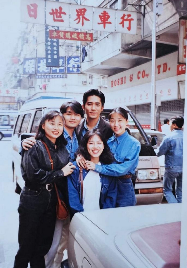台湾网友晒出一张与梁朝伟的合照，该网友30年前第一次到香港旅游，恰巧遇见梁朝伟在