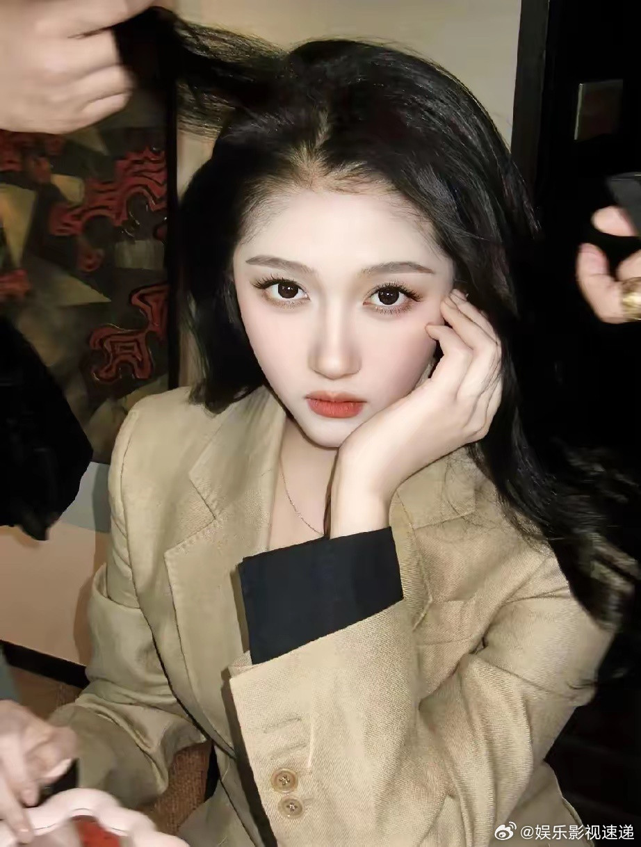 不要再问资本为什么愿意捧关晓彤了答案其实很简单，在资本眼里，艺人要的就是国民度高