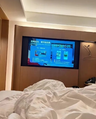 丈夫出轨女子飞奔去酒店捉奸！丈夫洗澡时，妻子一眼瞥见他手机上弹出一条短信，就气