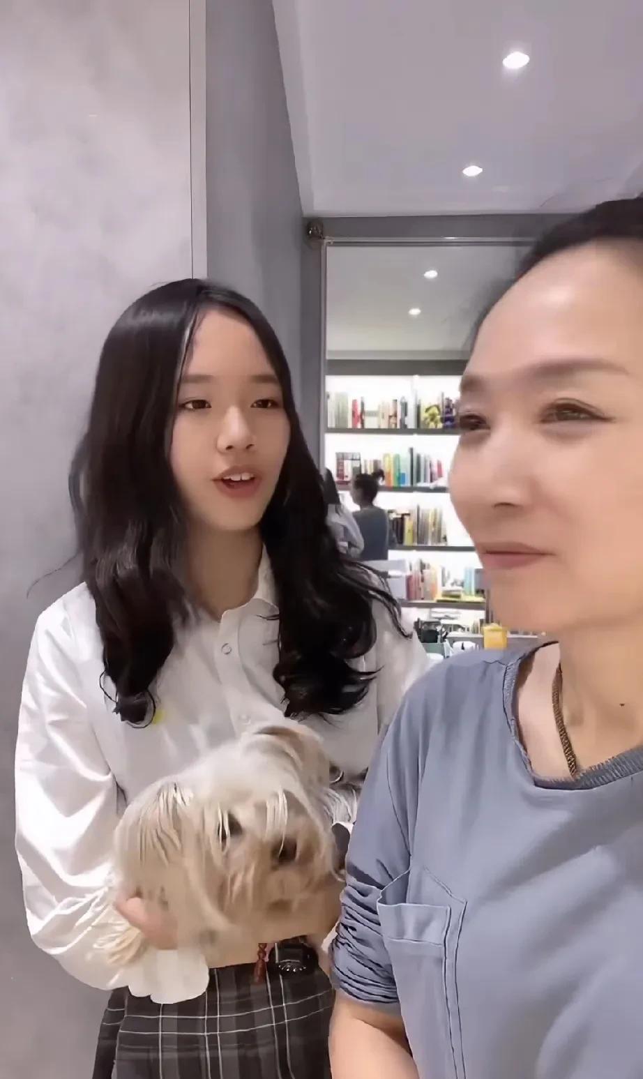 49岁的知名主持人王芳对女儿的爱，着实令人动容。在女儿18岁生日之际，她停下手中
