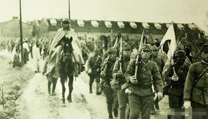 1932年，一个地主婆变卖了所有家产，支持儿子抗日，儿子拿到钱后瞬间失联。几年后
