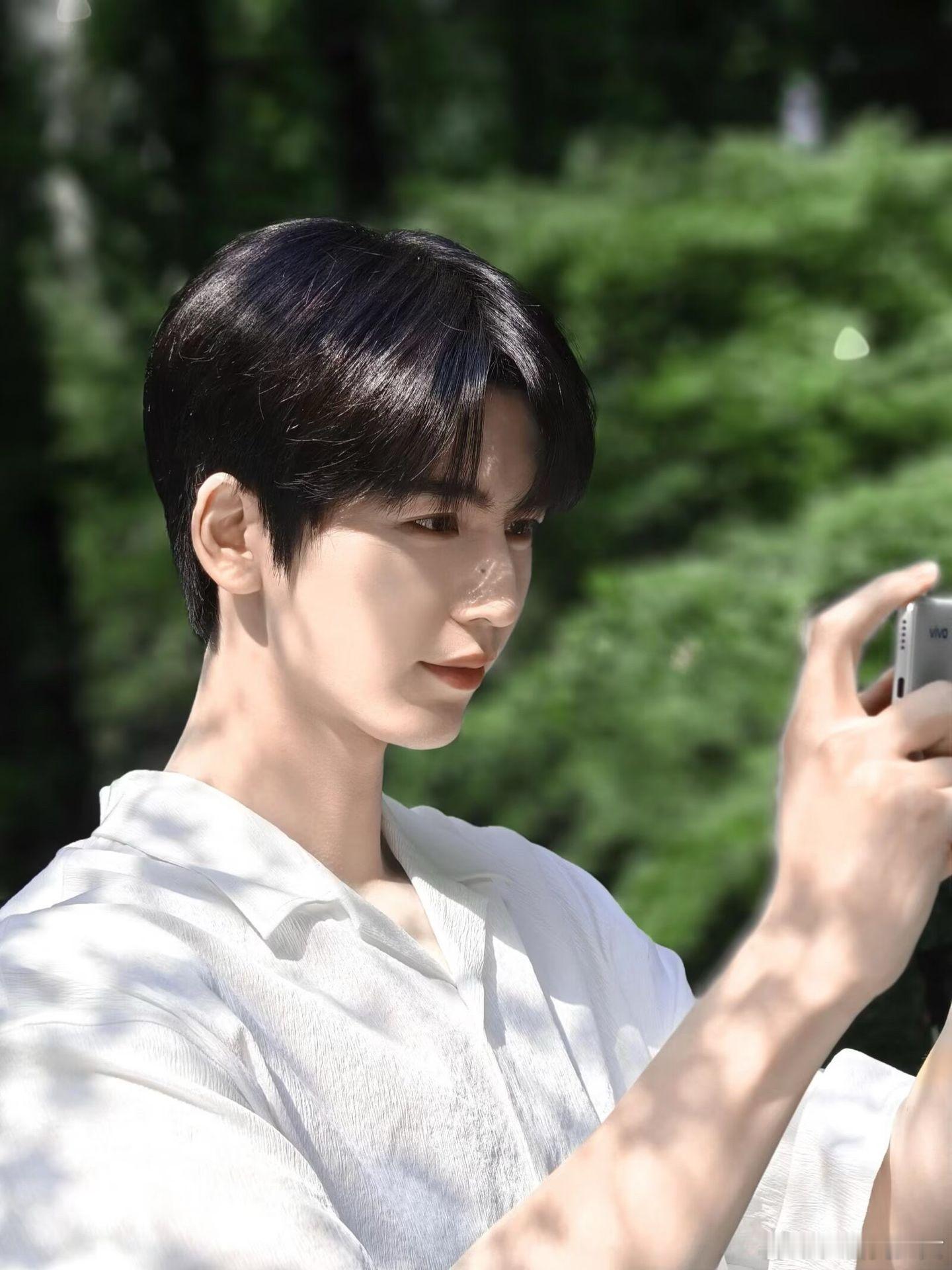 张凌赫不一样的张凌赫~眉目清隽自带清冷感，骨子里藏着永不褪色的少年气。