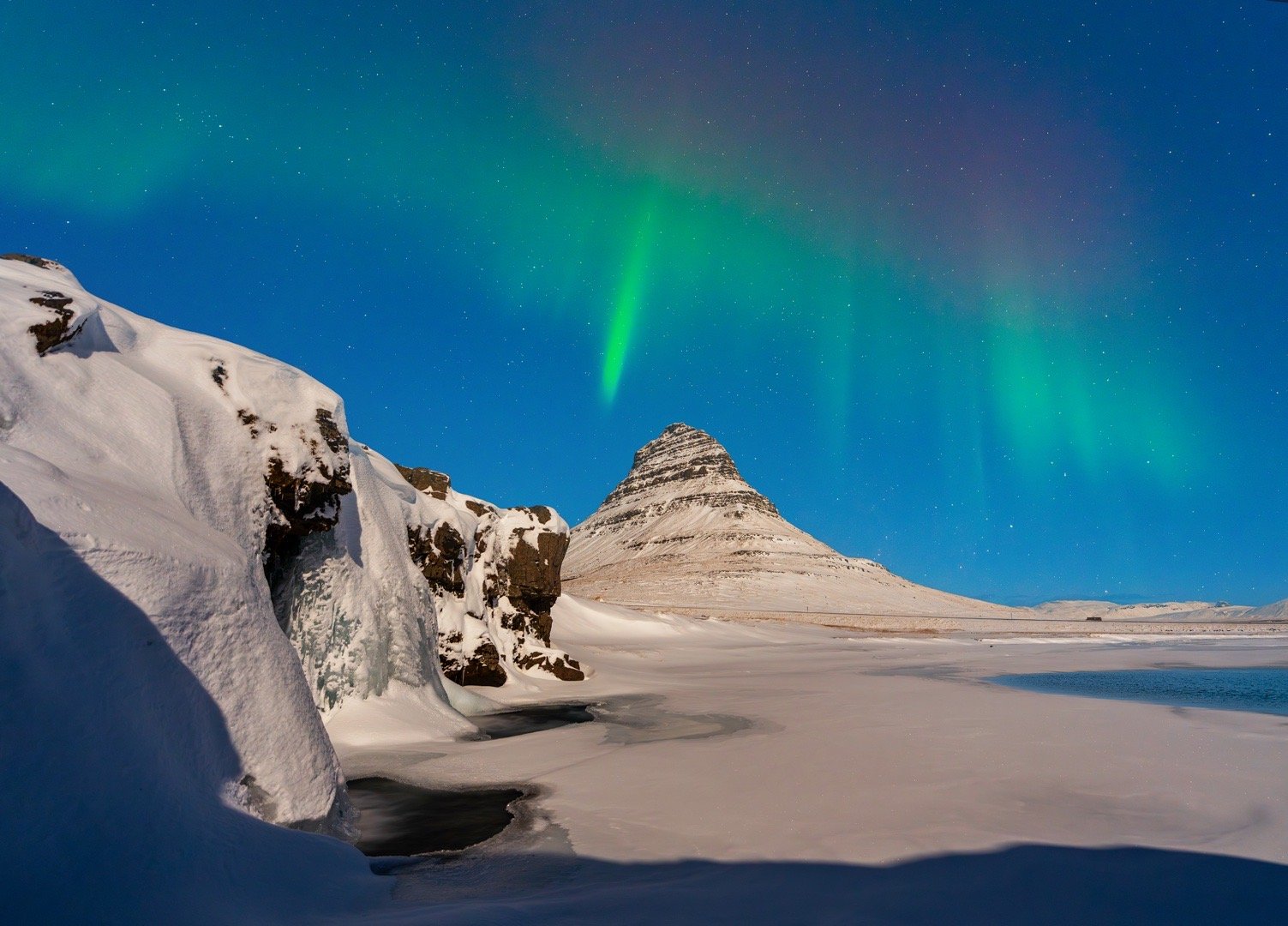 元宵夜，冰岛·草帽山Kirkjufell。星河铺底，极光轻舞，山与雪把夜色衬得