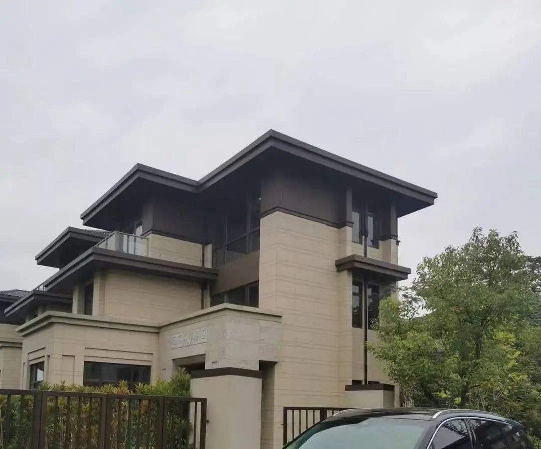 湖北汉川，女子相中一套300多万的别墅，销售承诺帮她办按揭，办不成就退房退款。女