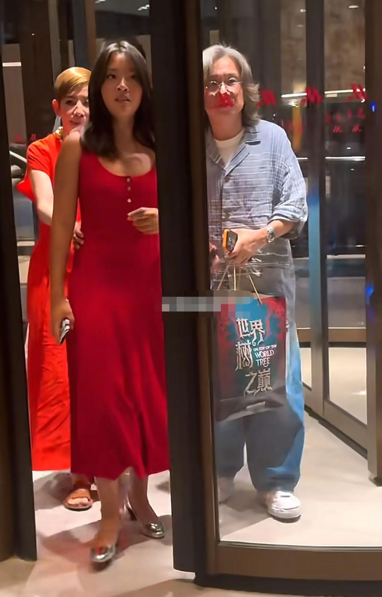 吴君如一家三口罕见现身，女儿竟然都这么大了，颜值变化真的好大！她和爸爸长得很像，