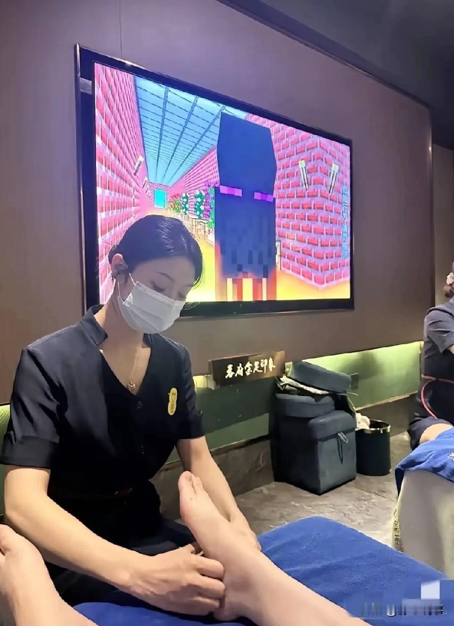 足浴从业者吐槽，部分男性顾客进店后态度轻浮，眼神在技师身上来回扫视，刻意嗅闻对方